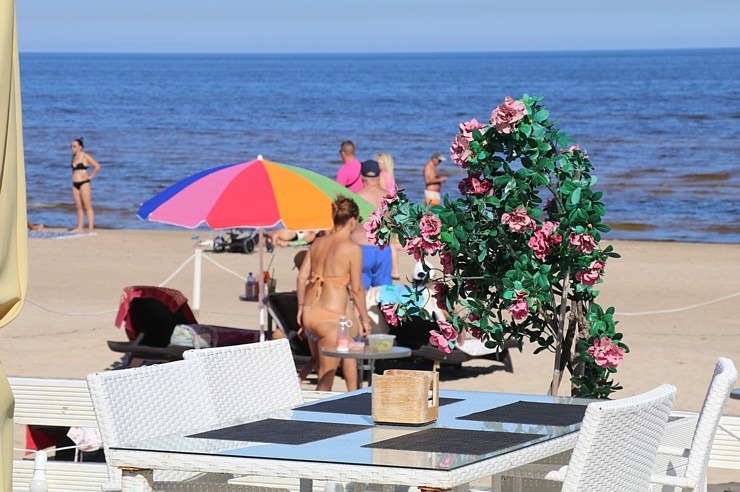 Travelnews.lv apmeklē Jūrmalas pludmalē ēdināšanas un izklaides vietas 321991