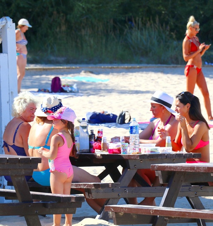 Travelnews.lv apmeklē Jūrmalas pludmalē ēdināšanas un izklaides vietas 321998