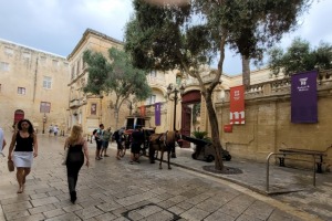 Maltas vecpilsētas Mdinas vilinājums - pat lietus nespēj nobiedēt tūristus - Foto