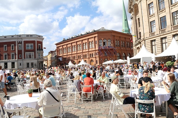Rīgas restorāni Doma laukumā piedāvā galvaspilsētas svētkos delikateses un jaunas garšas 322246