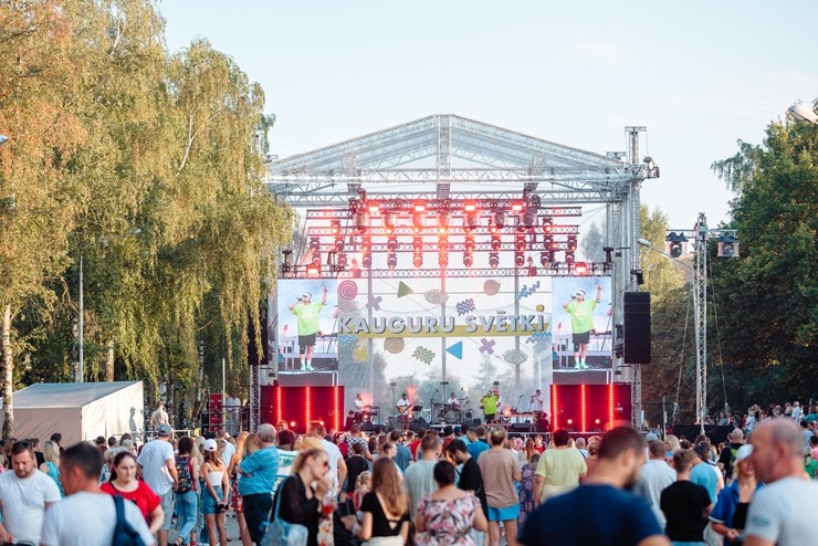 Ar krāšņiem koncertiem un lāzeru šovu Jūrmalā tiek svinēti vērienīgi Kauguru svētki. Foto: Jurmala..lv 322681