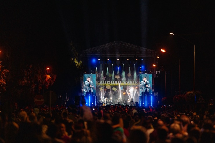 Ar krāšņiem koncertiem un lāzeru šovu Jūrmalā tiek svinēti vērienīgi Kauguru svētki. Foto: Jurmala..lv 322706