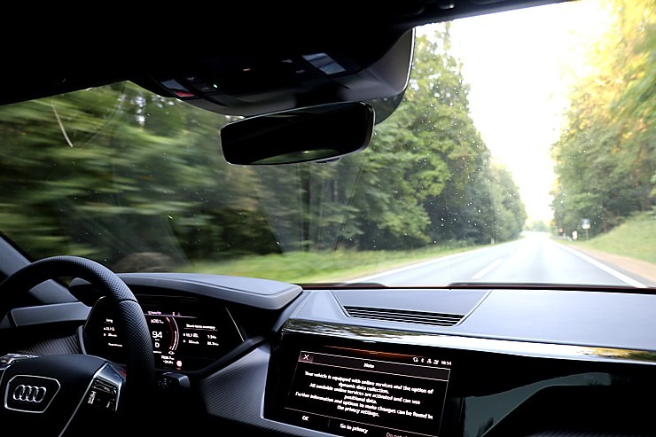 Travelnews.lv ar jaudīgo un elektrisko «Audi e-tron GT» apceļo Aizkraukles novadu 322729