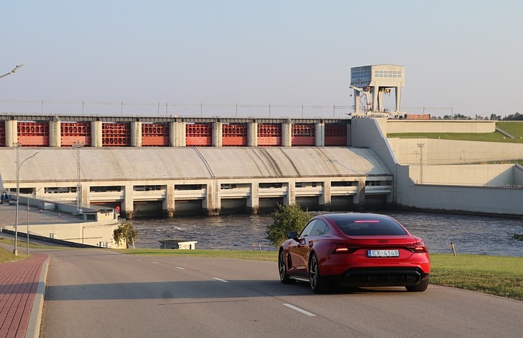 Travelnews.lv ar jaudīgo un elektrisko «Audi e-tron GT» apceļo Aizkraukles novadu 322712