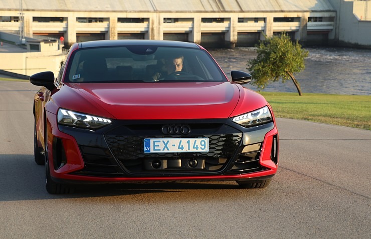 Travelnews.lv ar jaudīgo un elektrisko «Audi e-tron GT» apceļo Aizkraukles novadu 322713
