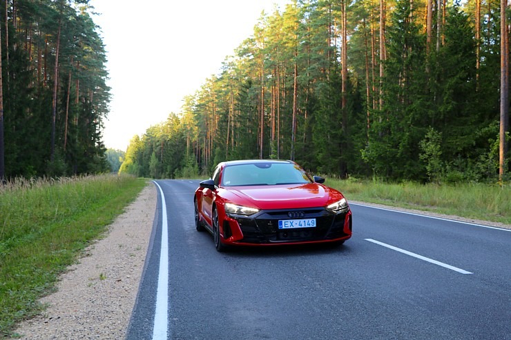 Travelnews.lv ar jaudīgo un elektrisko «Audi e-tron GT» apceļo Latviju 322787