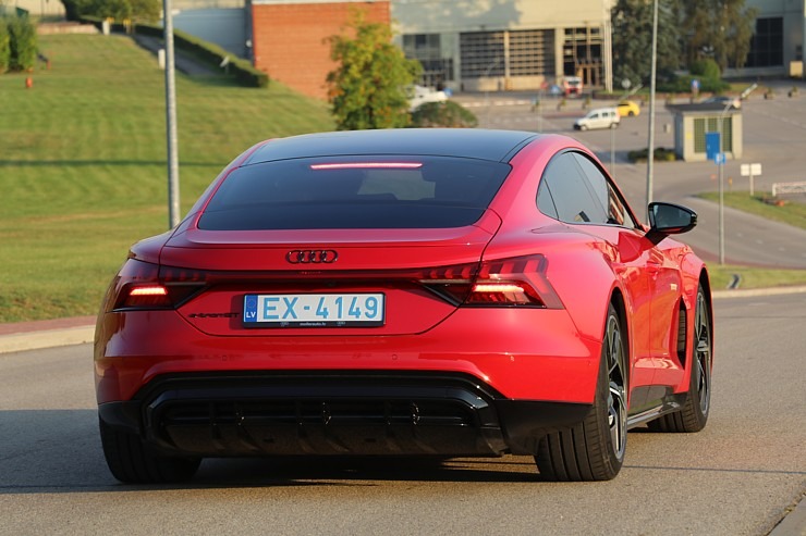 Travelnews.lv ar jaudīgo un elektrisko «Audi e-tron GT» apceļo Latviju 322788