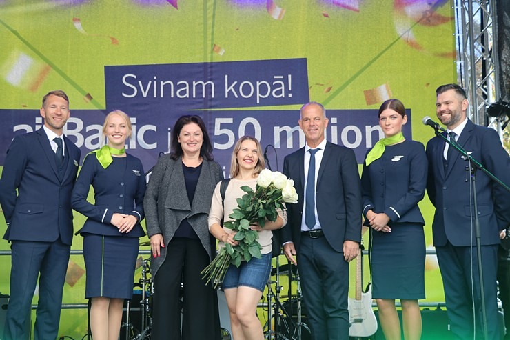 «airBaltic» lidostā «Rīga» svinīgi sagaida lidsabiedrības 50 000 000 pasazieri 322799