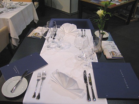 Islande Hotel restorāna galdiņš 17223