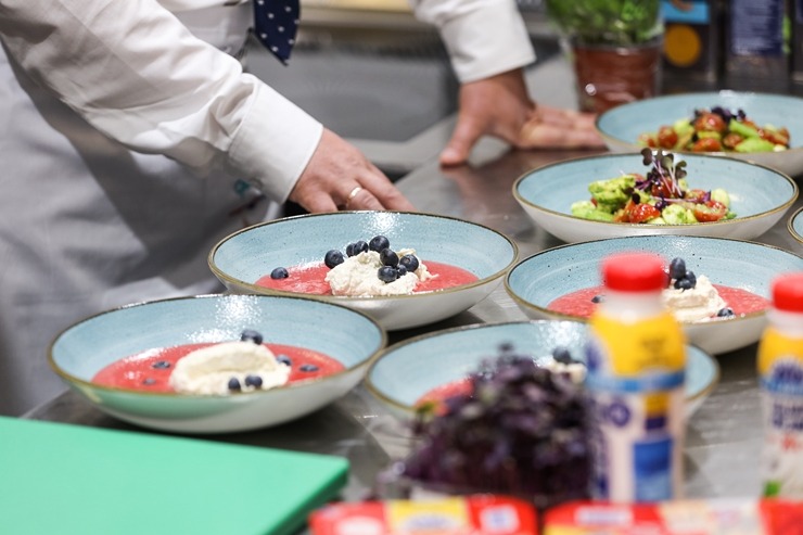 «Pavāru klubs» pārtikas izstādē «Riga Food» iepazīstina apmeklētājus ar jaunām garšām un to meistariem. Foto: Chef.lv 323576