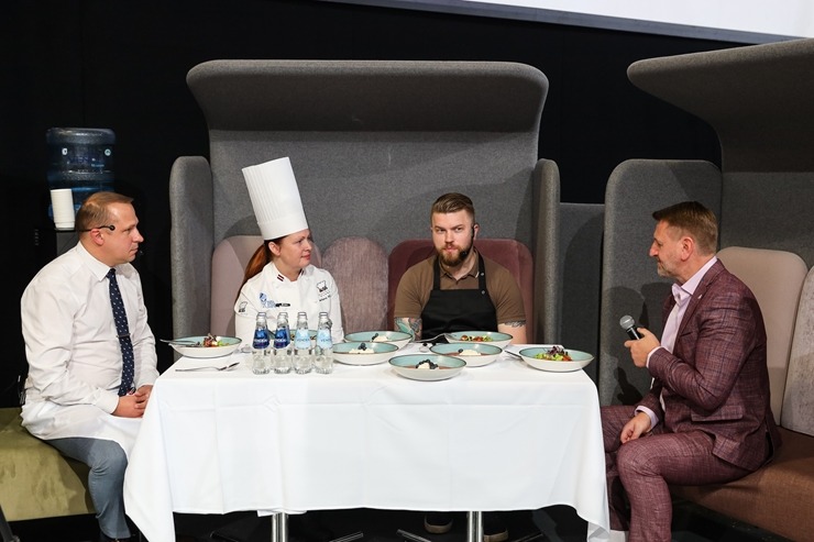 «Pavāru klubs» pārtikas izstādē «Riga Food» iepazīstina apmeklētājus ar jaunām garšām un to meistariem. Foto: Chef.lv «Pavāru klubs» pārtikas izstādē «Riga Food» iepazīstina apmeklētājus ar jaunām garšām un to meistariem. Foto: Chef.lv 323578