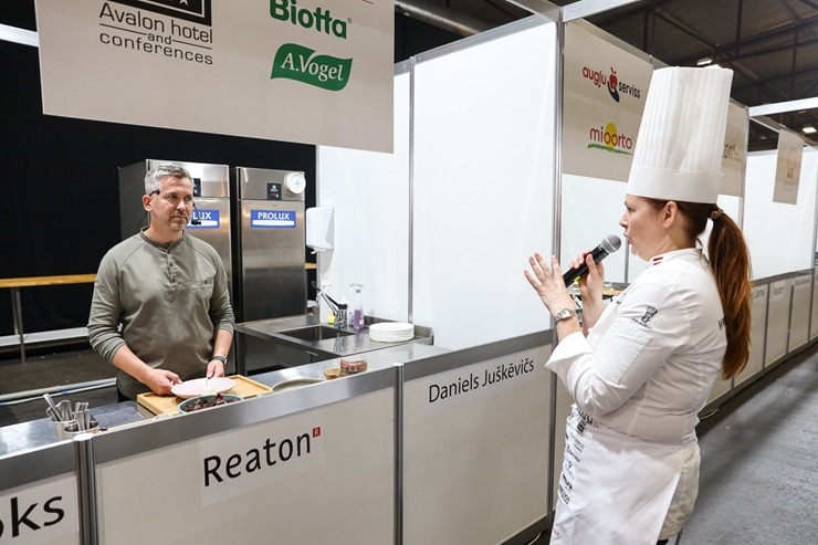«Pavāru klubs» pārtikas izstādē «Riga Food» iepazīstina apmeklētājus ar jaunām garšām un to meistariem. Foto: Chef.lv 323599