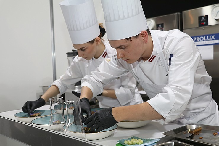 Daži fotomirkļi no pavāru konkursa «Latvijas gada pavārs 2022» aizkulisēm 323940