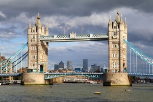 Travelnews.lv apmeklē Londonas tūristu iecienīto un populāro Tauera tiltu - Foto