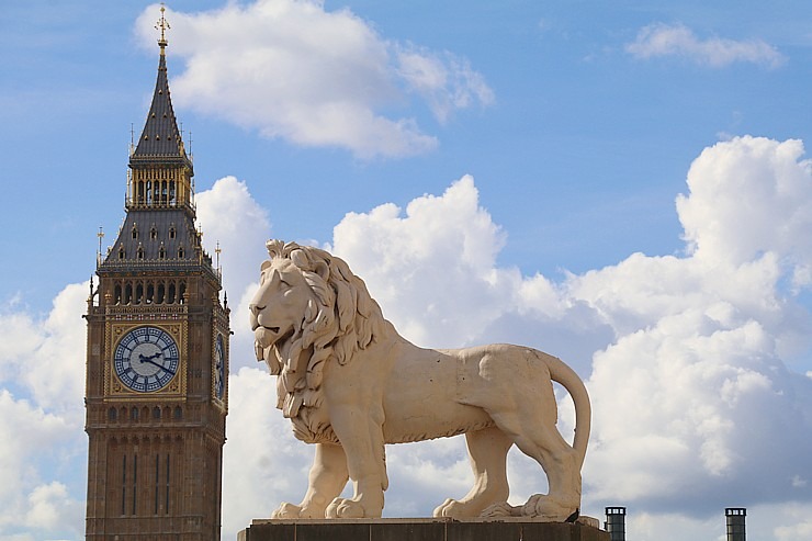 photo: Travelnews.lv no visām pusēm aplūko Lielbritānijas parlamenta ēku un Londonas Bigbenu 