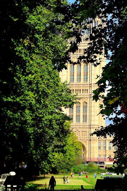 Travelnews.lv no visām pusēm aplūko Lielbritānijas parlamenta ēku un Londonas Bigbenu 324796