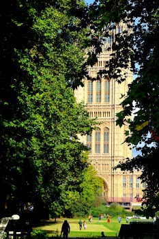 Travelnews.lv no visām pusēm aplūko Lielbritānijas parlamenta ēku un Londonas Bigbenu 16
