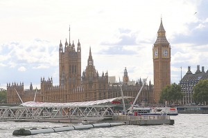 Travelnews.lv no visām pusēm aplūko Lielbritānijas parlamenta ēku un Londonas Bigbenu 25