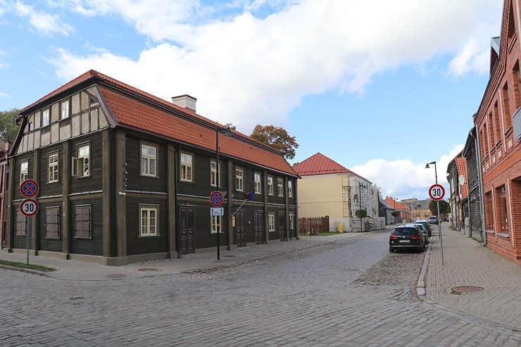 Travelnews.lv sadarbībā ar «Europcar Latvija» iepazīst koka apbūvi Jelgvas Vecpilsētas ielā 324837