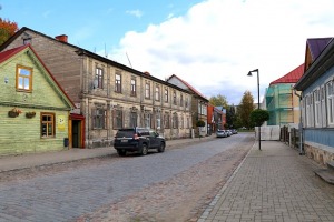 Travelnews.lv sadarbībā ar «Europcar Latvija» iepazīst koka apbūvi Jelgvas Vecpilsētas ielā 12