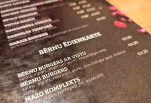 Travelnews.lv izbauda vienu no labākajiem Latvijas burgeriem «Uguns Cafe» Ikšķilē 12