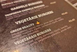 Travelnews.lv izbauda vienu no labākajiem Latvijas burgeriem «Uguns Cafe» Ikšķilē 13