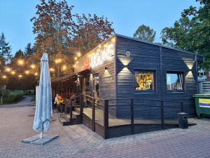 Travelnews.lv izbauda vienu no labākajiem Latvijas burgeriem «Uguns Cafe» Ikšķilē 15