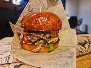 Travelnews.lv izbauda vienu no labākajiem Latvijas burgeriem «Uguns Cafe» Ikšķilē 7