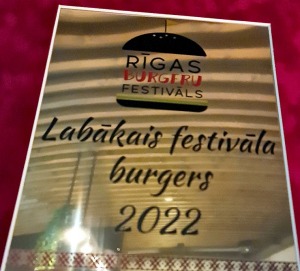 Travelnews.lv izbauda vienu no labākajiem Latvijas burgeriem «Uguns Cafe» Ikšķilē 8