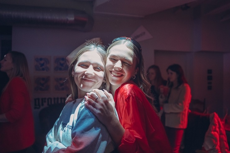 Jelgavas jaunieši jautri sagaida «Ezītis miglā» ienākšanu pilsētā. Foto: Māris Freibergs 325635