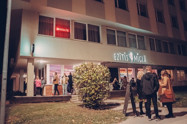 Jelgavas jaunieši jautri sagaida «Ezītis miglā» ienākšanu pilsētā. Foto: Māris Freibergs 325623