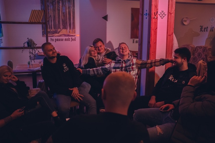 Jelgavas jaunieši jautri sagaida «Ezītis miglā» ienākšanu pilsētā. Foto: Māris Freibergs 325650