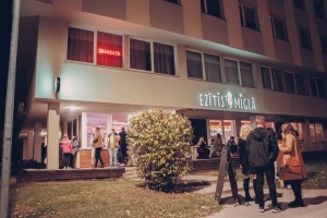 Jelgavas jaunieši jautri sagaida «Ezītis miglā» ienākšanu pilsētā. Foto: Māris Freibergs 2