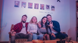 Jelgavas jaunieši jautri sagaida «Ezītis miglā» ienākšanu pilsētā. Foto: Māris Freibergs 28