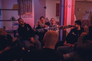 Jelgavas jaunieši jautri sagaida «Ezītis miglā» ienākšanu pilsētā. Foto: Māris Freibergs 29