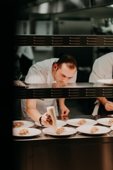 «Grand Hotel Kempinski Riga» atzīmē 5 gadu jubileju restorānā «Stage 22» ar Michelin līmeņa ēdieniem 18