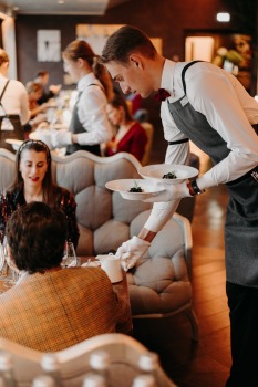 «Grand Hotel Kempinski Riga» atzīmē 5 gadu jubileju restorānā «Stage 22» ar Michelin līmeņa ēdieniem 4