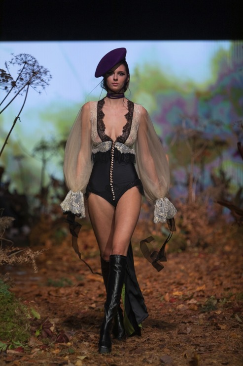 Rīgas modes nedēļā «Riga Fashion Week 2022» prezentējas «Amoralle» no Latvijas . Foto: Mark Litvyakov Rīgas modes nedēļā «Riga Fashion Week 2022» prezentējas «Amoralle» no Latvijas . Foto: Mark Litvyakov 325844