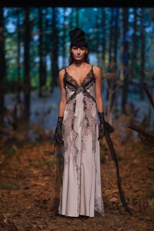 Rīgas modes nedēļā «Riga Fashion Week 2022» prezentējas «Amoralle» no Latvijas . Foto: Mark Litvyakov Rīgas modes nedēļā «Riga Fashion Week 2022» prezentējas «Amoralle» no Latvijas . Foto: Mark Litvyakov 325848