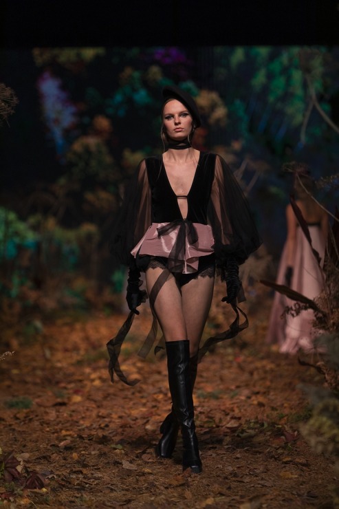 Rīgas modes nedēļā «Riga Fashion Week 2022» prezentējas «Amoralle» no Latvijas . Foto: Mark Litvyakov Rīgas modes nedēļā «Riga Fashion Week 2022» prezentējas «Amoralle» no Latvijas . Foto: Mark Litvyakov 325852