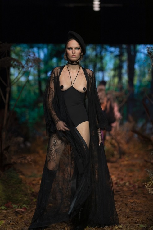 Rīgas modes nedēļā «Riga Fashion Week 2022» prezentējas «Amoralle» no Latvijas . Foto: Mark Litvyakov Rīgas modes nedēļā «Riga Fashion Week 2022» prezentējas «Amoralle» no Latvijas . Foto: Mark Litvyakov 325865