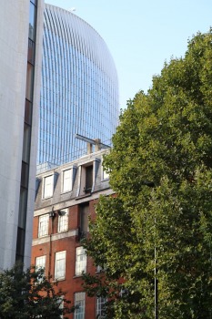 Londonas ēkas, ielas, automašīnas, pieminekļi un baloži 22