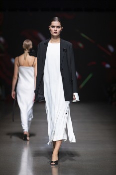 Rīgas modes nedēļā «Riga Fashion Week 2022» prezentējas «Nolo» no Latvijas. Foto: Mark Litvyakov 38