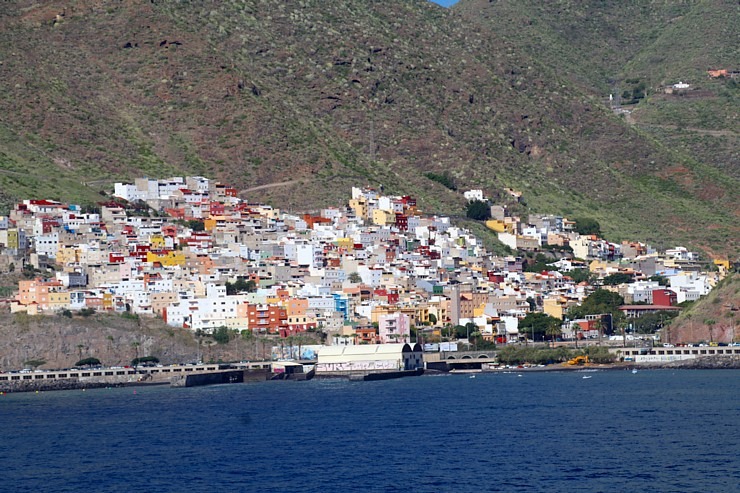 Travelnews.lv ar «Armas» prāmi par 1 h 40 min. nokļūst no Tenerifes uz Grankanāriju. Sadarbībā ar Tez Tour Latvia un airBaltic 327015