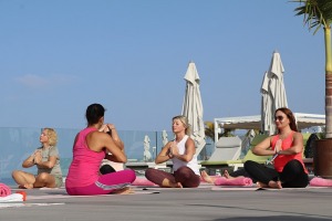 Tenerifē vairākas viesnīcas piedāvā rīta jogas nodarbības uz jumta terases. Sadarbībā ar Tez Tour un airBaltic 14