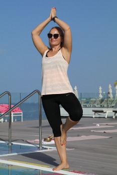 Tenerifē vairākas viesnīcas piedāvā rīta jogas nodarbības uz jumta terases. Sadarbībā ar Tez Tour un airBaltic 22