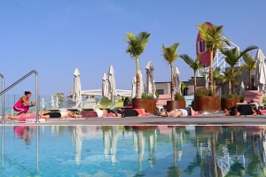 Tenerifē vairākas viesnīcas piedāvā rīta jogas nodarbības uz jumta terases. Sadarbībā ar Tez Tour un airBaltic 23