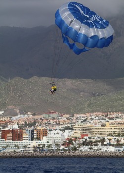Travelnews.lv ar mazu jahtu izbrauc okeānā pie Tenerifes krastiem. Sadarbībā ar Tez Tour un airBaltic 9