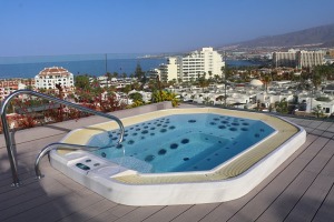 Iepazīstam Tenerifes dienvidos 4 zvaigžņu viesnīcu «Spring Hotel Bitacora».  Sadarbībā ar Tez Tour un airBaltic 27