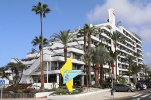 Iepazīstam Tenerifes dienvidos 4 zvaigžņu viesnīcu «Spring Hotel Bitacora».  Sadarbībā ar Tez Tour un airBaltic 3